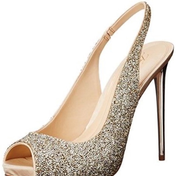 Vince Camuto Shoes - ✨✨✨Vince Camuto Gold Toe Pump Size 8.5